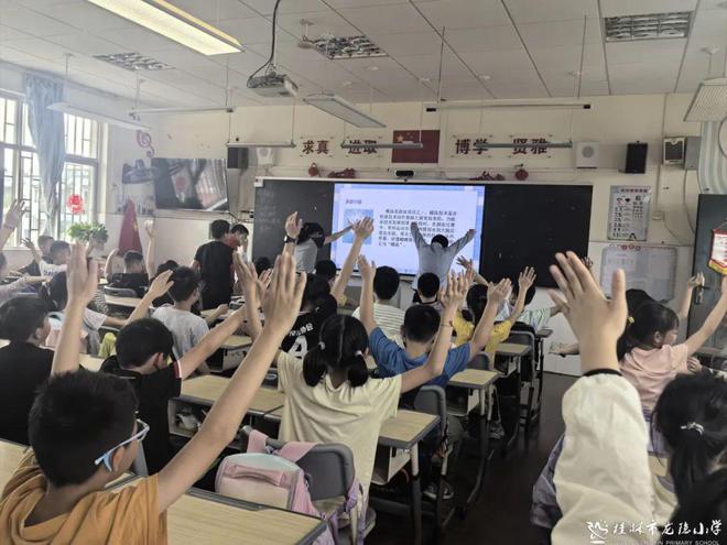 教室操场变泳池：龙隐小学陆上游泳课开课啦(2)