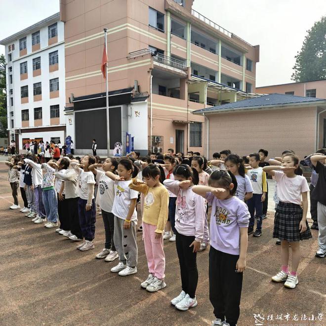 教室操场变泳池：龙隐小学陆上游泳课开课啦(1)
