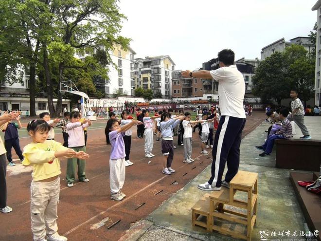 教室操场变泳池：龙隐小学陆上游泳课开课啦(3)