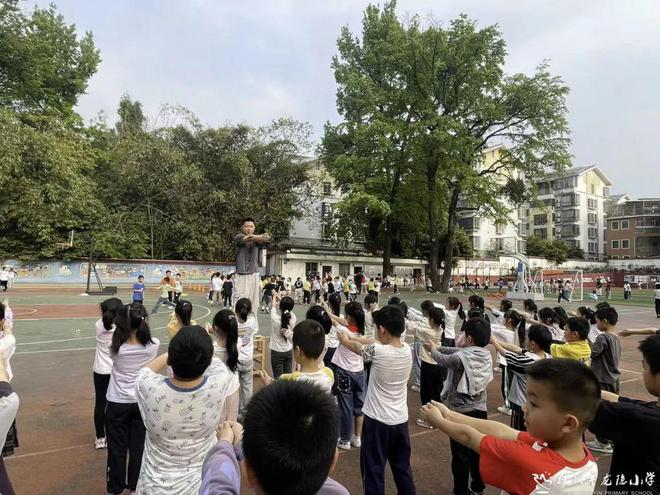 教室操场变泳池：龙隐小学陆上游泳课开课啦(4)