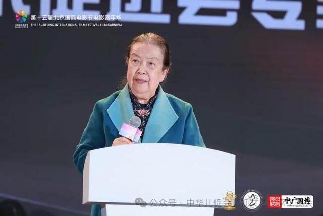 北京国际电影节电影嘉年华华语音乐排行榜「文艺传承之旅」暨中华儿童文化艺术促进会影视文艺传承工作委员会揭牌仪式在京举行(6)