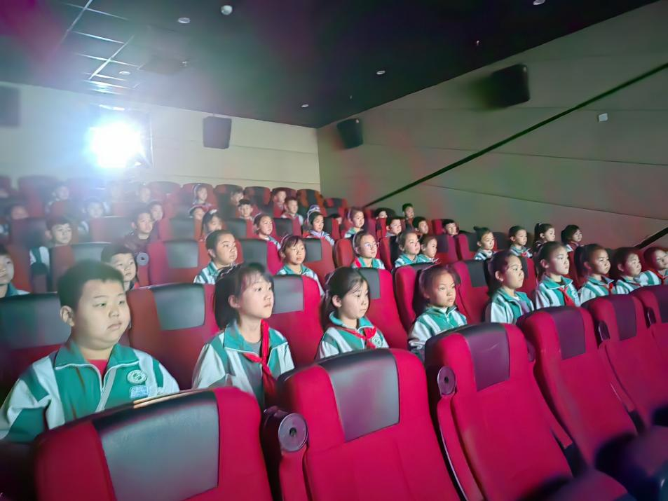 泳池里的“小浪花”——濮阳市第八中学萌娃畅游记 - 熊猫体育少儿体能培训