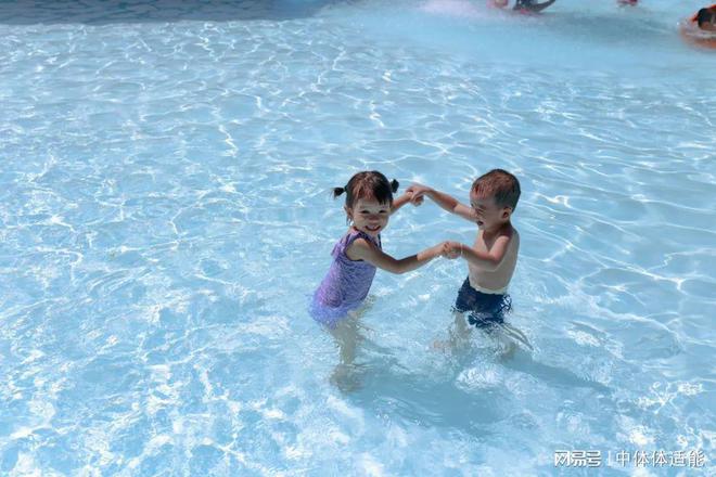 孩子厌水不喜欢游泳怎么办？ - 熊猫体育少儿体能培训