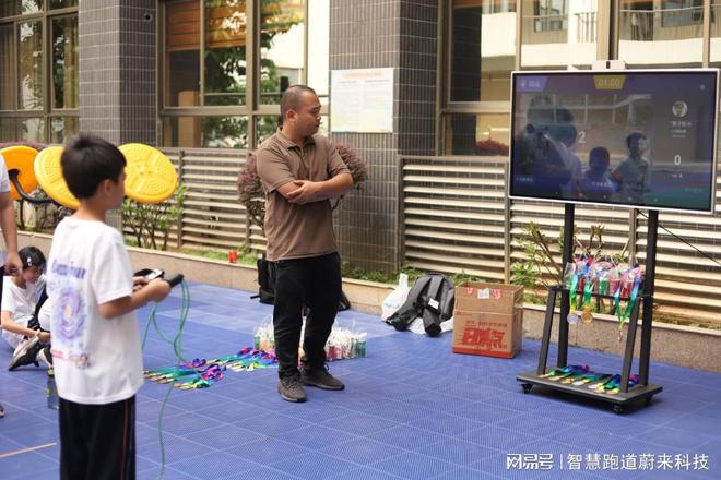 智慧游泳系统连接教练与学员桥梁 - 熊猫体育少儿体能培训