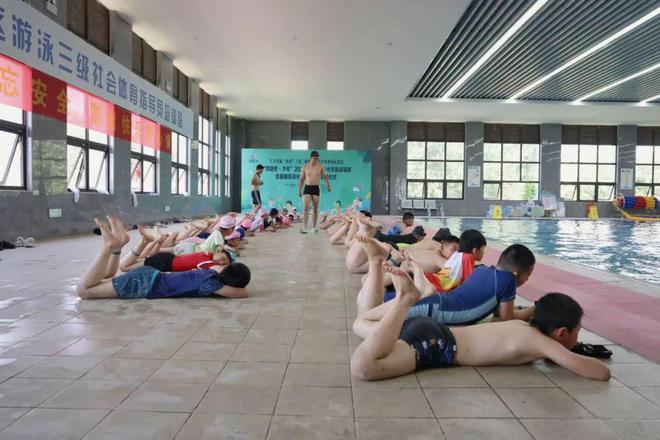 金安区近5000名学生今夏免费学游泳(4)