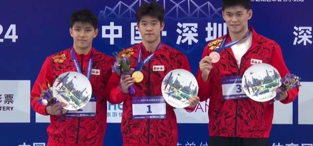 知心大哥!孙杨颁奖看到潘展乐名次牌掉了连忙帮他扶正贴好再合影 - 熊猫体育少儿体能培训