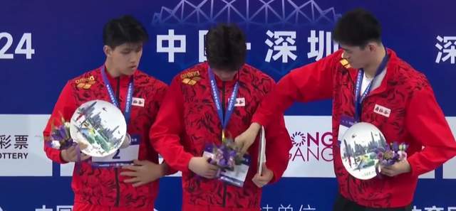 知心大哥!孙杨颁奖看到潘展乐名次牌掉了连忙帮他扶正贴好再合影(5)