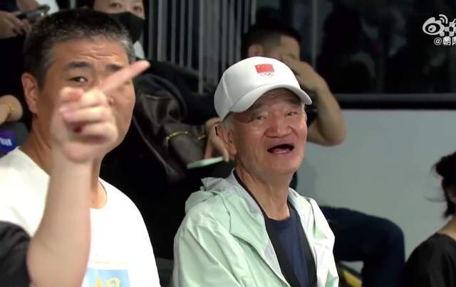 知心大哥!孙杨颁奖看到潘展乐名次牌掉了连忙帮他扶正贴好再合影(8)