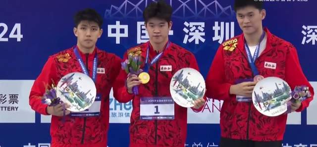 知心大哥!孙杨颁奖看到潘展乐名次牌掉了连忙帮他扶正贴好再合影(7)