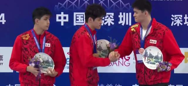 知心大哥!孙杨颁奖看到潘展乐名次牌掉了连忙帮他扶正贴好再合影(3)