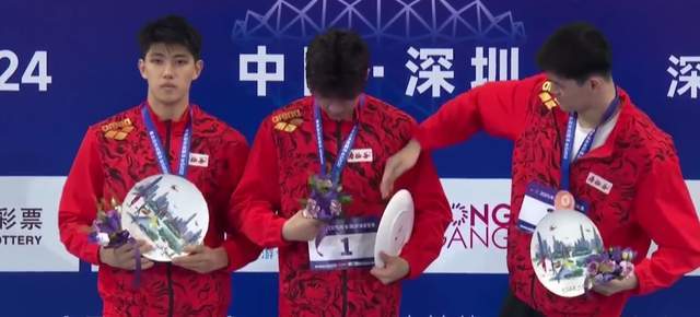 知心大哥!孙杨颁奖看到潘展乐名次牌掉了连忙帮他扶正贴好再合影(6)