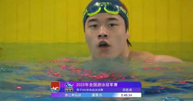 知心大哥!孙杨颁奖看到潘展乐名次牌掉了连忙帮他扶正贴好再合影(2)