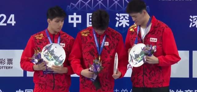 知心大哥!孙杨颁奖看到潘展乐名次牌掉了连忙帮他扶正贴好再合影(4)