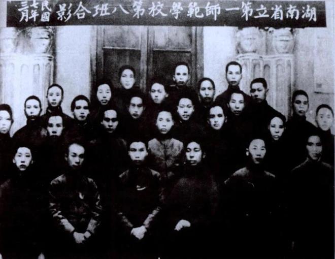 这是毛主席最早3张学生照他的儿子孙子曾孙穿越百年坐在他座位(4)