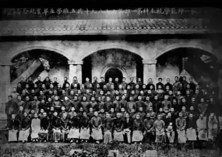 这是毛主席最早3张学生照他的儿子孙子曾孙穿越百年坐在他座位(5)