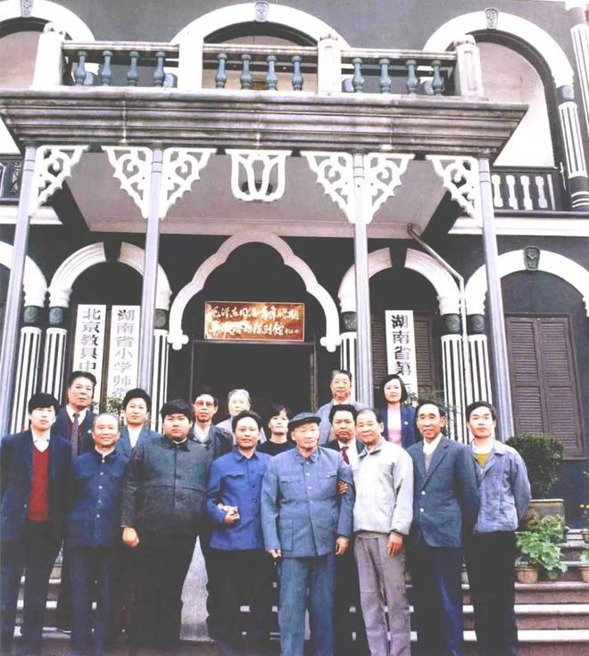 这是毛主席最早3张学生照他的儿子孙子曾孙穿越百年坐在他座位(13)