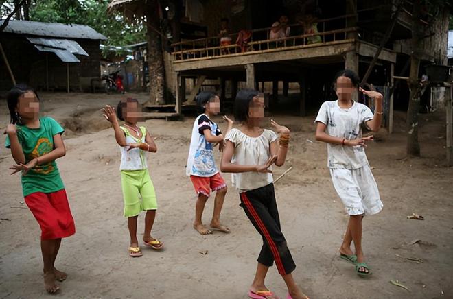 东亚第一“性压抑”国组团去老挝嫖连大使馆都看不下去了(5)