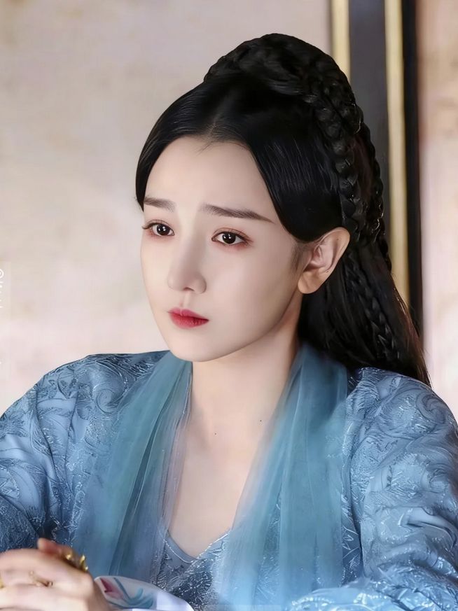 她因身材发育过猛无奈退出国家游泳队却被三流导演捧成顶流(4)