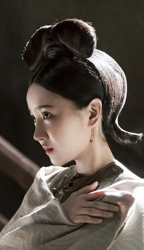 她因身材发育过猛无奈退出国家游泳队却被三流导演捧成顶流(3)