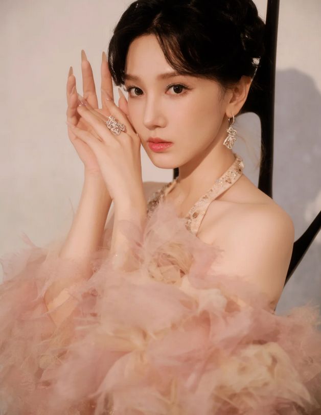 她因身材发育过猛无奈退出国家游泳队却被三流导演捧成顶流(5)