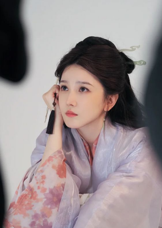 她因身材发育过猛无奈退出国家游泳队却被三流导演捧成顶流(13)