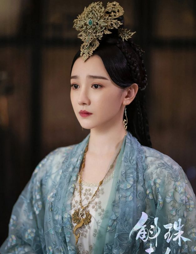 她因身材发育过猛无奈退出国家游泳队却被三流导演捧成顶流(10)